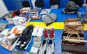 Poliţia de Frontieră: „Peste 5.400 de produse suspectate că sunt contrafăcute şi 57.200 de ţigarete, confiscate la Giurgiu şi Călăraşi”